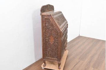 アジアンビンテージ　美品　マイヤーズ社(MAYERS)　オリエンタルデザイン　収納美も兼ね備えた職人技!大胆にあしらわれた花文様の手彫り彫刻が目を引くライティングビューロー(簿記机、ワークデスク、在宅用、在宅ワーク用、サイドチェスト、引き出し、ヴィンテージ)(R-084234)
