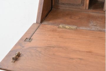 アジアンビンテージ　美品　マイヤーズ社(MAYERS)　オリエンタルデザイン　収納美も兼ね備えた職人技!大胆にあしらわれた花文様の手彫り彫刻が目を引くライティングビューロー(簿記机、ワークデスク、在宅用、在宅ワーク用、サイドチェスト、引き出し、ヴィンテージ)(R-084234)