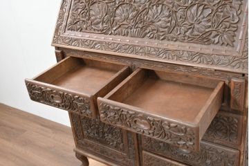 アジアンビンテージ　美品　マイヤーズ社(MAYERS)　オリエンタルデザイン　収納美も兼ね備えた職人技!大胆にあしらわれた花文様の手彫り彫刻が目を引くライティングビューロー(簿記机、ワークデスク、在宅用、在宅ワーク用、サイドチェスト、引き出し、ヴィンテージ)(R-084234)