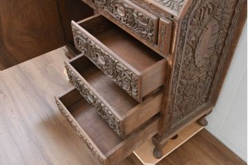 アジアンビンテージ　美品　マイヤーズ社(MAYERS)　オリエンタルデザイン　収納美も兼ね備えた職人技!大胆にあしらわれた花文様の手彫り彫刻が目を引くライティングビューロー(簿記机、ワークデスク、在宅用、在宅ワーク用、サイドチェスト、引き出し、ヴィンテージ)(R-084234)