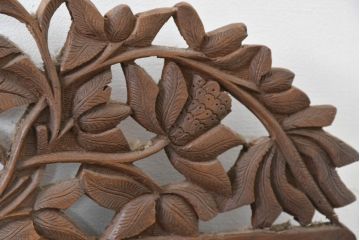 アジアンビンテージ　美品　マイヤーズ社(MAYERS)　オリエンタルデザイン　収納美も兼ね備えた職人技!大胆にあしらわれた花文様の手彫り彫刻が目を引くライティングビューロー(簿記机、ワークデスク、在宅用、在宅ワーク用、サイドチェスト、引き出し、ヴィンテージ)(R-084234)