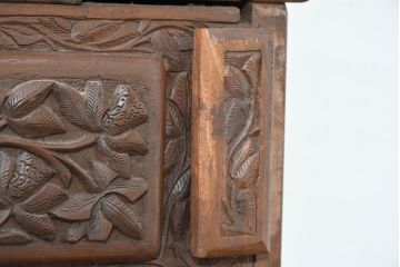 アジアンビンテージ　美品　マイヤーズ社(MAYERS)　オリエンタルデザイン　収納美も兼ね備えた職人技!大胆にあしらわれた花文様の手彫り彫刻が目を引くライティングビューロー(簿記机、ワークデスク、在宅用、在宅ワーク用、サイドチェスト、引き出し、ヴィンテージ)(R-084234)