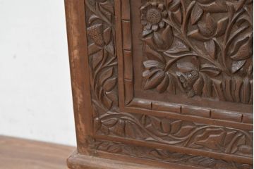 アジアンビンテージ　美品　マイヤーズ社(MAYERS)　オリエンタルデザイン　収納美も兼ね備えた職人技!大胆にあしらわれた花文様の手彫り彫刻が目を引くライティングビューロー(簿記机、ワークデスク、在宅用、在宅ワーク用、サイドチェスト、引き出し、ヴィンテージ)(R-084234)