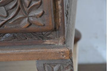 アジアンビンテージ　美品　マイヤーズ社(MAYERS)　オリエンタルデザイン　収納美も兼ね備えた職人技!大胆にあしらわれた花文様の手彫り彫刻が目を引くライティングビューロー(簿記机、ワークデスク、在宅用、在宅ワーク用、サイドチェスト、引き出し、ヴィンテージ)(R-084234)