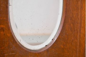和製アンティーク　上手物‼　楢(ナラ)材　丸窓　昭和レトロな雰囲気漂うミラー付きの本箱(ブックケース、収納棚、本棚、書棚、戸棚、キャビネット)(R-084235)