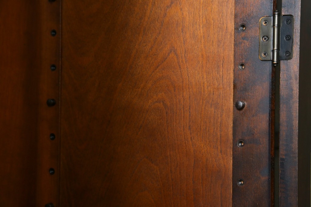 中古　北海道民芸家具　HM160K　美しい木肌とシックな佇まいが魅力的なキャビネット　(R-084237)