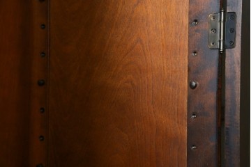 中古　北海道民芸家具　HM160K　美しい木肌とシックな佇まいが魅力的なキャビネット　(R-084237)