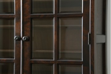 中古　北海道民芸家具　HM160K　美しい木肌とシックな佇まいが魅力的なキャビネット　(R-084237)