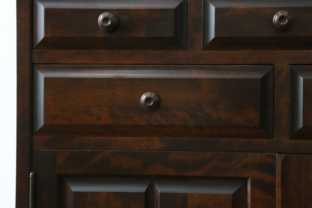 中古　北海道民芸家具　HM160K　美しい木肌とシックな佇まいが魅力的なキャビネット　(R-084237)