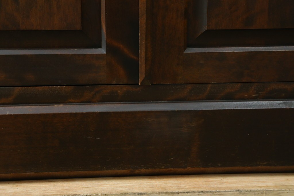 中古　北海道民芸家具　HM160K　美しい木肌とシックな佇まいが魅力的なキャビネット　(R-084237)