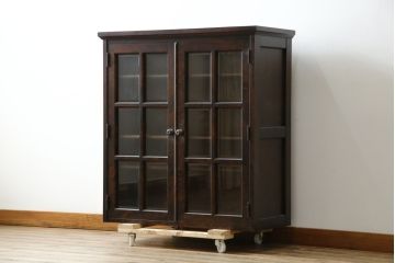 中古　美品　北海道民芸家具　脚(台輪)付きリメイク　シックな色合いで落ち着いた空間を演出するサイドキャビネット(サイドボード、収納棚、戸棚、食器棚、カップボード)(R-084238)