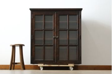 中古　美品　北海道民芸家具　脚(台輪)付きリメイク　シックな色合いで落ち着いた空間を演出するサイドキャビネット(サイドボード、収納棚、戸棚、食器棚、カップボード)(R-084238)