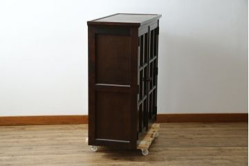 中古　美品　北海道民芸家具　脚(台輪)付きリメイク　シックな色合いで落ち着いた空間を演出するサイドキャビネット(サイドボード、収納棚、戸棚、食器棚、カップボード)(R-084238)