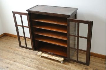 中古　美品　北海道民芸家具　脚(台輪)付きリメイク　シックな色合いで落ち着いた空間を演出するサイドキャビネット(サイドボード、収納棚、戸棚、食器棚、カップボード)(R-084238)