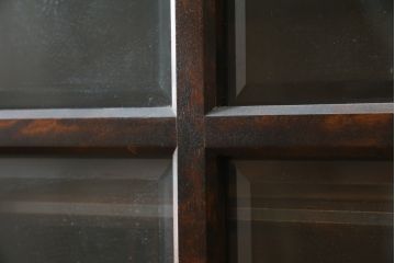 中古　美品　北海道民芸家具　脚(台輪)付きリメイク　シックな色合いで落ち着いた空間を演出するサイドキャビネット(サイドボード、収納棚、戸棚、食器棚、カップボード)(R-084238)