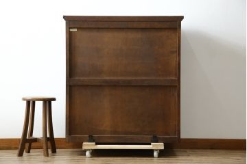中古　美品　北海道民芸家具　脚(台輪)付きリメイク　シックな色合いで落ち着いた空間を演出するサイドキャビネット(サイドボード、収納棚、戸棚、食器棚、カップボード)(R-084238)
