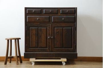 中古　美品　北海道民芸家具　天板リメイク　シックな色合いで落ち着いた空間を演出するサイドキャビネット(サイドボード、収納棚、戸棚)(R-084239)