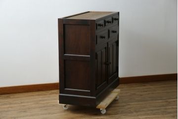 中古　美品　北海道民芸家具　天板リメイク　シックな色合いで落ち着いた空間を演出するサイドキャビネット(サイドボード、収納棚、戸棚)(R-084239)