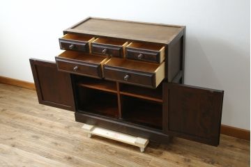 中古　美品　北海道民芸家具　天板リメイク　シックな色合いで落ち着いた空間を演出するサイドキャビネット(サイドボード、収納棚、戸棚)(R-084239)