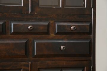 中古　美品　北海道民芸家具　天板リメイク　シックな色合いで落ち着いた空間を演出するサイドキャビネット(サイドボード、収納棚、戸棚)(R-084239)