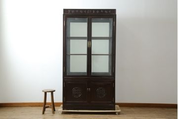 アジアンビンテージ　唐木材　中国クラシックデザインが目を引く照明付き薄型ミラーバックキャビネット(飾り棚、陳列棚、収納棚、戸棚、ガラスケース、ショーケース、コレクションケース、ディスプレイケース、ヴィンテージ、店舗什器)(R-084240)