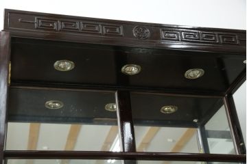アジアンビンテージ　唐木材　中国クラシックデザインが目を引く照明付き薄型ミラーバックキャビネット(飾り棚、陳列棚、収納棚、戸棚、ガラスケース、ショーケース、コレクションケース、ディスプレイケース、ヴィンテージ、店舗什器)(R-084240)