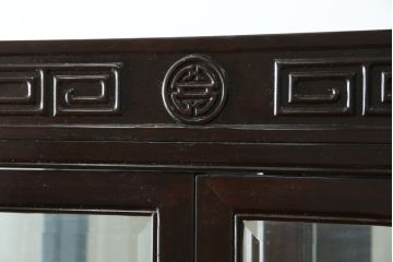 アジアンビンテージ　唐木材　中国クラシックデザインが目を引く照明付き薄型ミラーバックキャビネット(飾り棚、陳列棚、収納棚、戸棚、ガラスケース、ショーケース、コレクションケース、ディスプレイケース、ヴィンテージ、店舗什器)(R-084240)
