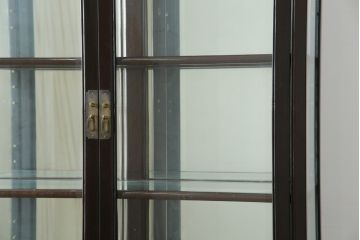アジアンビンテージ　唐木材　中国クラシックデザインが目を引く照明付き薄型ミラーバックキャビネット(飾り棚、陳列棚、収納棚、戸棚、ガラスケース、ショーケース、コレクションケース、ディスプレイケース、ヴィンテージ、店舗什器)(R-084240)