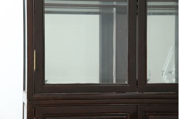 アジアンビンテージ　唐木材　中国クラシックデザインが目を引く照明付き薄型ミラーバックキャビネット(飾り棚、陳列棚、収納棚、戸棚、ガラスケース、ショーケース、コレクションケース、ディスプレイケース、ヴィンテージ、店舗什器)(R-084240)