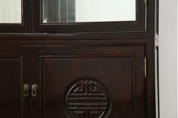 アジアンビンテージ　唐木材　中国クラシックデザインが目を引く照明付き薄型ミラーバックキャビネット(飾り棚、陳列棚、収納棚、戸棚、ガラスケース、ショーケース、コレクションケース、ディスプレイケース、ヴィンテージ、店舗什器)(R-084240)