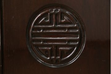 アジアンビンテージ　唐木材　中国クラシックデザインが目を引く照明付き薄型ミラーバックキャビネット(飾り棚、陳列棚、収納棚、戸棚、ガラスケース、ショーケース、コレクションケース、ディスプレイケース、ヴィンテージ、店舗什器)(R-084240)