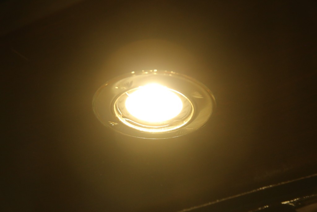 アジアンビンテージ　唐木材　中国クラシックデザインが目を引く照明付き薄型ミラーバックキャビネット(飾り棚、陳列棚、収納棚、戸棚、ガラスケース、ショーケース、コレクションケース、ディスプレイケース、ヴィンテージ、店舗什器)(R-084240)