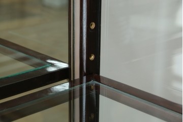 アジアンビンテージ　唐木材　中国クラシックデザインが目を引く照明付き薄型ミラーバックキャビネット(飾り棚、陳列棚、収納棚、戸棚、ガラスケース、ショーケース、コレクションケース、ディスプレイケース、ヴィンテージ、店舗什器)(R-084240)