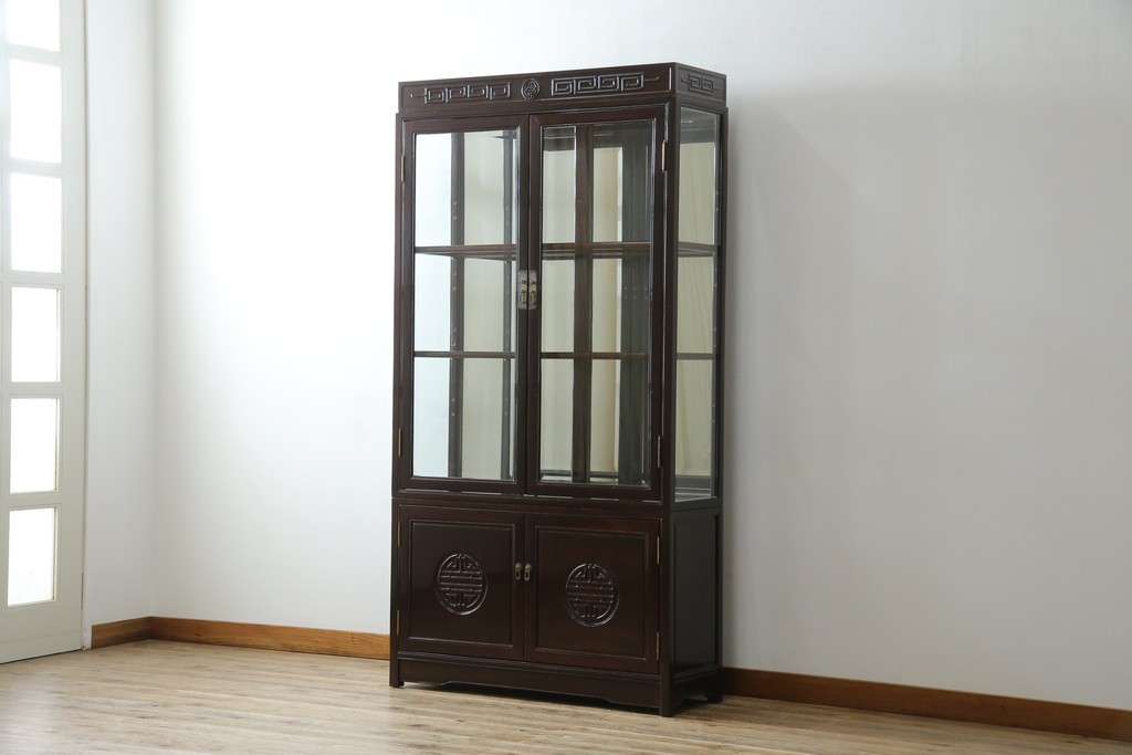 アジアンビンテージ　唐木材　中国クラシックデザインが目を引く照明付き薄型ミラーバックキャビネット(飾り棚、陳列棚、収納棚、戸棚、ガラスケース、ショーケース、コレクションケース、ディスプレイケース、ヴィンテージ、店舗什器)(R-084240)