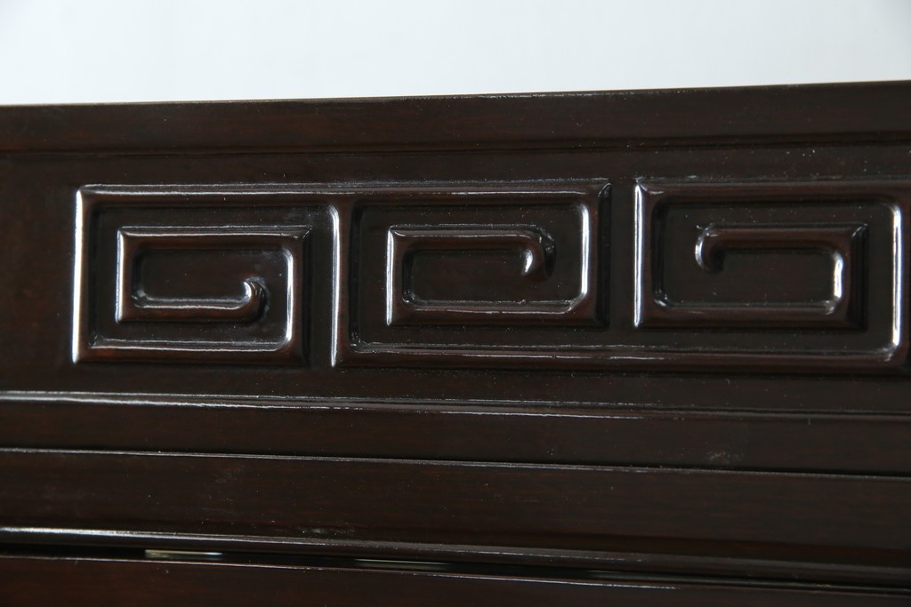 アジアンビンテージ　唐木材　中国クラシックデザインが目を引く照明付き薄型ミラーバックキャビネット(飾り棚、陳列棚、収納棚、戸棚、ガラスケース、ショーケース、コレクションケース、ディスプレイケース、ヴィンテージ、店舗什器)(R-084240)