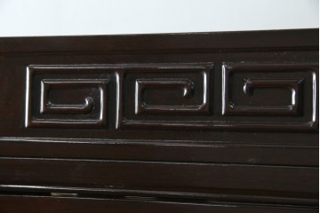 アジアンビンテージ　唐木材　中国クラシックデザインが目を引く照明付き薄型ミラーバックキャビネット(飾り棚、陳列棚、収納棚、戸棚、ガラスケース、ショーケース、コレクションケース、ディスプレイケース、ヴィンテージ、店舗什器)(R-084240)