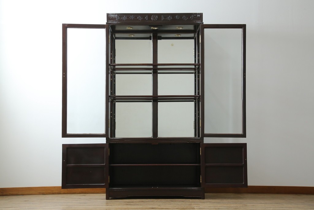 アジアンビンテージ　唐木材　中国クラシックデザインが目を引く照明付き薄型ミラーバックキャビネット(飾り棚、陳列棚、収納棚、戸棚、ガラスケース、ショーケース、コレクションケース、ディスプレイケース、ヴィンテージ、店舗什器)(R-084240)