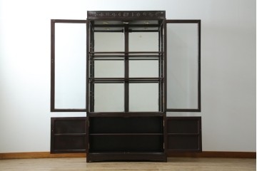 アジアンビンテージ　唐木材　中国クラシックデザインが目を引く照明付き薄型ミラーバックキャビネット(飾り棚、陳列棚、収納棚、戸棚、ガラスケース、ショーケース、コレクションケース、ディスプレイケース、ヴィンテージ、店舗什器)(R-084240)