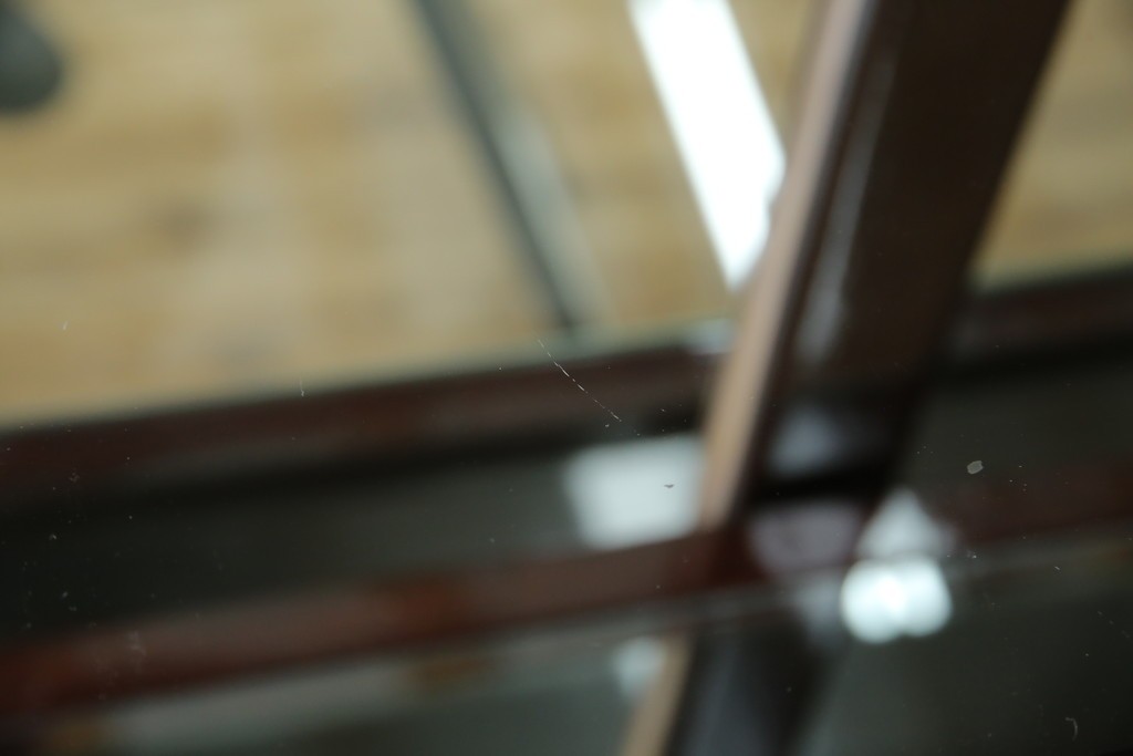 アジアンビンテージ　唐木材　中国クラシックデザインが目を引く照明付き薄型ミラーバックキャビネット(飾り棚、陳列棚、収納棚、戸棚、ガラスケース、ショーケース、コレクションケース、ディスプレイケース、ヴィンテージ、店舗什器)(R-084240)