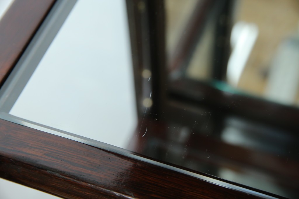 アジアンビンテージ　唐木材　中国クラシックデザインが目を引く照明付き薄型ミラーバックキャビネット(飾り棚、陳列棚、収納棚、戸棚、ガラスケース、ショーケース、コレクションケース、ディスプレイケース、ヴィンテージ、店舗什器)(R-084240)