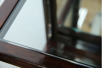 アジアンビンテージ　唐木材　中国クラシックデザインが目を引く照明付き薄型ミラーバックキャビネット(飾り棚、陳列棚、収納棚、戸棚、ガラスケース、ショーケース、コレクションケース、ディスプレイケース、ヴィンテージ、店舗什器)(R-084240)