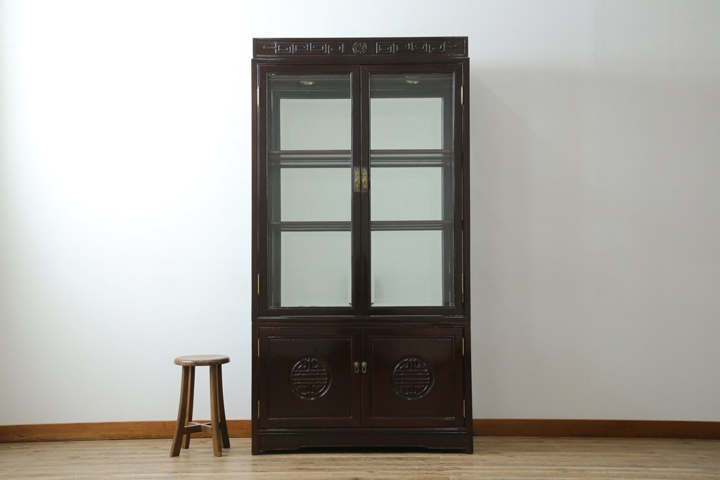 アジアンビンテージ　唐木材　中国クラシックデザインが目を引く照明付き薄型ミラーバックキャビネット(飾り棚、陳列棚、収納棚、戸棚、ガラスケース、ショーケース、コレクションケース、ディスプレイケース、ヴィンテージ、店舗什器)(R-084240)