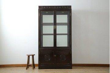 アジアンビンテージ　唐木材　中国クラシックデザインが目を引く照明付き薄型ミラーバックキャビネット(飾り棚、陳列棚、収納棚、戸棚、ガラスケース、ショーケース、コレクションケース、ディスプレイケース、ヴィンテージ、店舗什器)(R-084240)