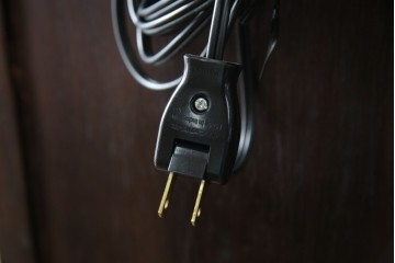 アジアンビンテージ　唐木材　中国クラシックデザインが目を引く照明付き薄型ミラーバックキャビネット(飾り棚、陳列棚、収納棚、戸棚、ガラスケース、ショーケース、コレクションケース、ディスプレイケース、ヴィンテージ、店舗什器)(R-084240)