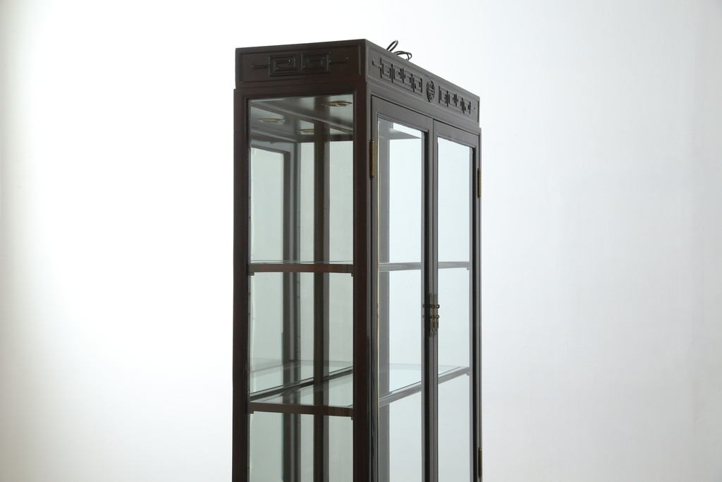 アジアンビンテージ　唐木材　中国クラシックデザインが目を引く照明付き薄型ミラーバックキャビネット(飾り棚、陳列棚、収納棚、戸棚、ガラスケース、ショーケース、コレクションケース、ディスプレイケース、ヴィンテージ、店舗什器)(R-084240)