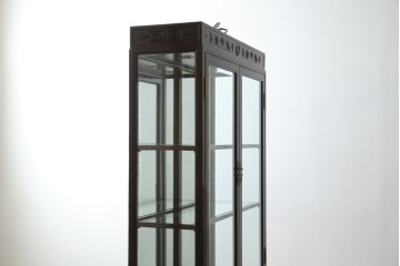 アジアンビンテージ　唐木材　中国クラシックデザインが目を引く照明付き薄型ミラーバックキャビネット(飾り棚、陳列棚、収納棚、戸棚、ガラスケース、ショーケース、コレクションケース、ディスプレイケース、ヴィンテージ、店舗什器)(R-084240)