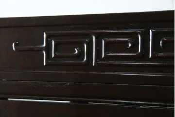 アジアンビンテージ　唐木材　中国クラシックデザインが目を引く照明付き薄型ミラーバックキャビネット(飾り棚、陳列棚、収納棚、戸棚、ガラスケース、ショーケース、コレクションケース、ディスプレイケース、ヴィンテージ、店舗什器)(R-084240)