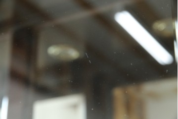 アジアンビンテージ　唐木材　中国クラシックデザインが目を引く照明付き薄型ミラーバックキャビネット(飾り棚、陳列棚、収納棚、戸棚、ガラスケース、ショーケース、コレクションケース、ディスプレイケース、ヴィンテージ、店舗什器)(R-084240)