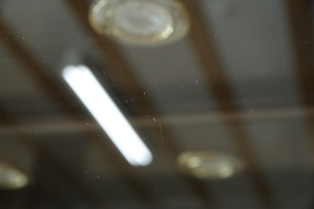 アジアンビンテージ　唐木材　中国クラシックデザインが目を引く照明付き薄型ミラーバックキャビネット(飾り棚、陳列棚、収納棚、戸棚、ガラスケース、ショーケース、コレクションケース、ディスプレイケース、ヴィンテージ、店舗什器)(R-084240)