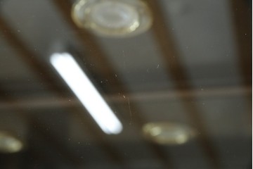 アジアンビンテージ　唐木材　中国クラシックデザインが目を引く照明付き薄型ミラーバックキャビネット(飾り棚、陳列棚、収納棚、戸棚、ガラスケース、ショーケース、コレクションケース、ディスプレイケース、ヴィンテージ、店舗什器)(R-084240)